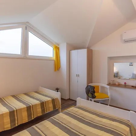 Mit Privatpool Fuer 6 Personen Ca 140 Qm In Marcana, Istrien Suedkueste Von Istrien *